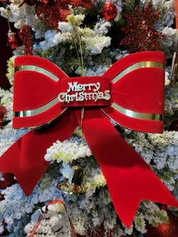 เลือกของตกแต่งต้นคริสต์มาสปลอม