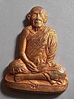 เหรียญปั๊มรูปเหมือนตัดชิด (ครึ่งซีก) พระอาจารย์นอง วัดทรายขาว ปี 2538