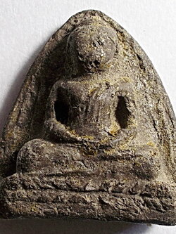 พระผงวัดประสาทบุญญาวาส กรุงเทพ ปี 2506 พิมพ์หลวงพ่อโตบางกระทิง สมาธิเนื้อเทาดำ (ลพ.แทน)