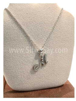 จี้อักษร M ฝังเพชรสวิส