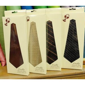 กล่องกระดาษลายไทย หน้ากล่องเป็นฟิล์มใส โชว์ลายเนคไท