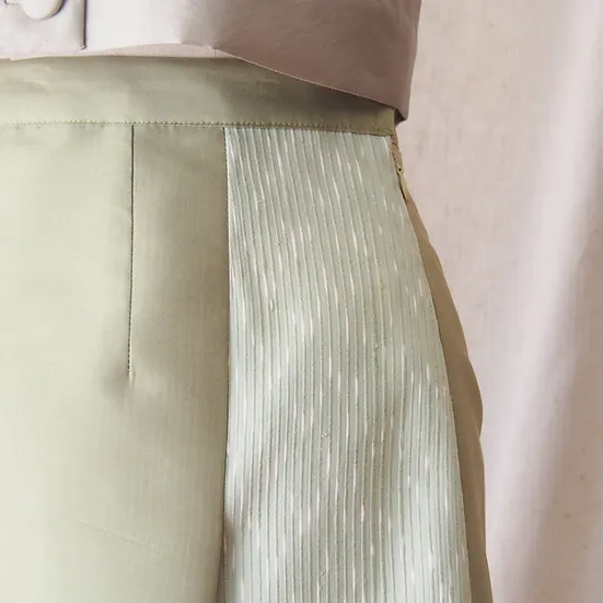 กระโปรงผ้าไหม ตัดสำเร็จ ผ้าไหมสีพื้นแทรกลายผ้าไหมมัดหมี่ ไซส์ L เฉดสีเขียวอมเทา ลายลูกฟูก รหัส WM-CT-SKU102456