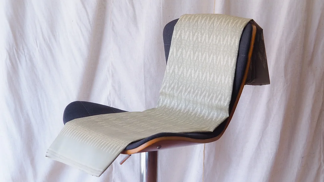 (ผ้าชุด) ผ้าไหมมัดหมี่ไหมแท้ (ผ้าลาย2หลา+สีพื้น2หลา) ลายนาคโคมเจ็ด พื้นสีเขียวนวลเทา รหัส M2B-CT-102578