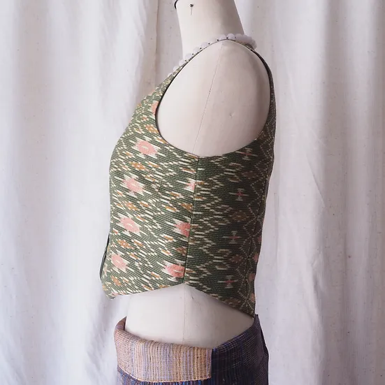 เสื้อเวสท์ ผ้าไหมมัดหมี่แขนกุด เฉดสีเขียว รหัส TOP-CT-102835