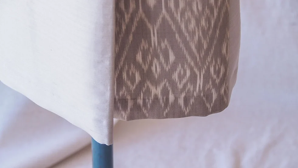 กระโปรงผ้าไหม ตัดสำเร็จ ผ้าไหมสีพื้นแทรกลายผ้าไหมมัดหมี่ ไซส์ M เฉดสีเทา รหัส WM-CT-SKU102306