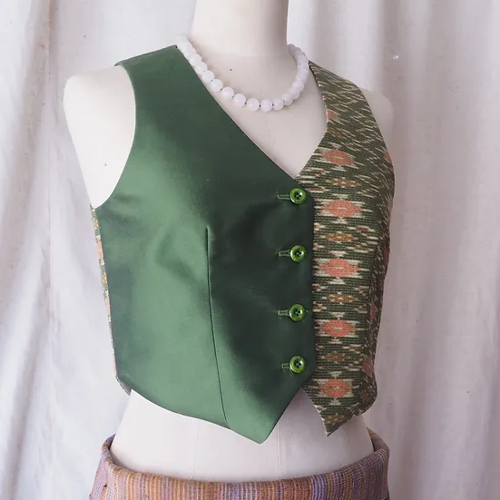 เสื้อเวสท์ ผ้าไหมมัดหมี่แขนกุด เฉดสีเขียว รหัส TOP-CT-102835