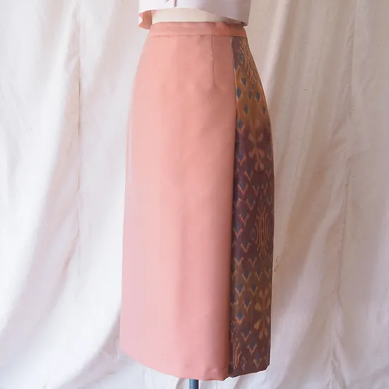 กระโปรงผ้าไหม ตัดสำเร็จ ผ้าไหมสีพื้นแทรกลายผ้าไหมมัดหมี่ ไซส์ L เฉดสีชมพูกะปิ รหัส WM-CT-SKU102461