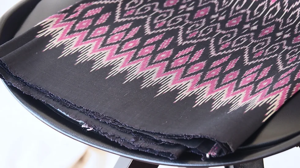 ซิ่น ผ้าไหมมัดหมี่ ไหทแท้ ขนาด 1x2หลา ลายมะเกลือ พื้นสีดำ รหัส R1Q-CT-1205676