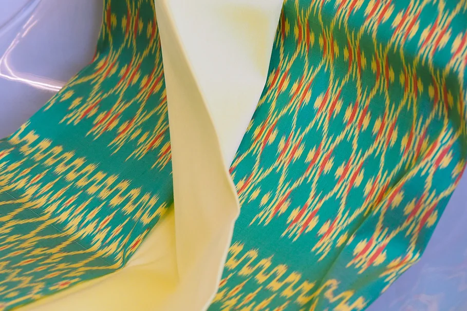 (ผ้าชุด) ผ้าไหมมัดหมี่ไหมแท้ (ผ้าลาย2หลา+สีพื้น2หลา) ลายดวงแหโคมห้า พื้นสีเขียวเหลือง รหัส M2B-CT-100425