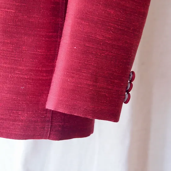 เสื้อสูทคอพระราชทาน แขนยาว เนื้อหยาบ ไหมแท้ สีแดง รหัส DM-CT-102704