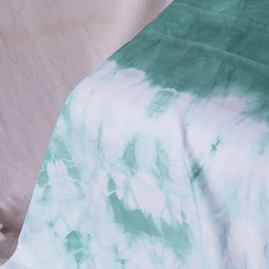 ผ้าคลุมไหล่ผ้าไหม ผืนใหญ่ มัดย้อม มีชายครุย ขนาด 100x195ซม. สีเขียวขาว รหัส ZYH-CT-102596