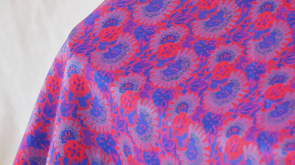 ผ้าไหมพิมพ์ลาย เนื้อเรียบ ขนาด 1x3หลา ลายดอกไม้ สีม่วงดอกแดง รหัส A4-CT-103071