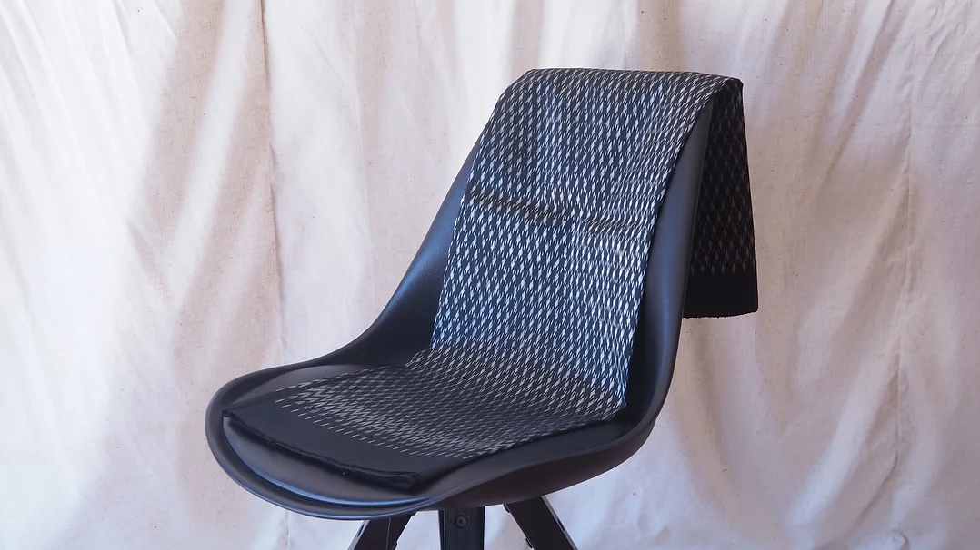 (ผ้าชุด) ผ้าไหมมัดหมี่ไหมแท้ (ผ้าลาย2หลา+สีพื้น2หลา) พื้นสีดำ รหัส M2B-CT-102657