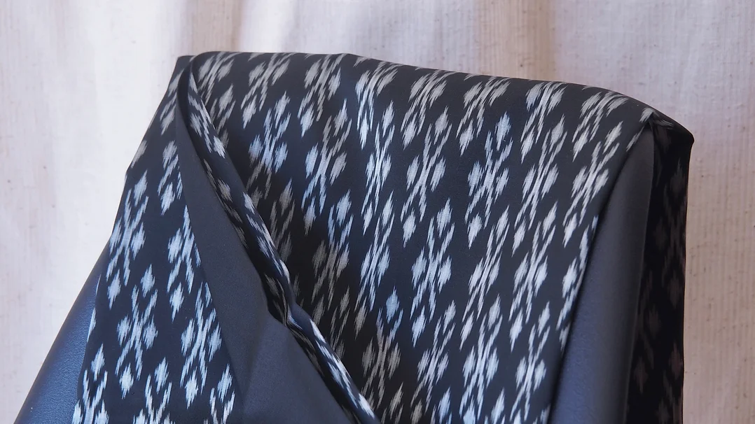 (ผ้าชุด) ผ้าไหมมัดหมี่ไหมแท้ (ผ้าลาย2หลา+สีพื้น2หลา) พื้นสีดำ รหัส M2B-CT-102655