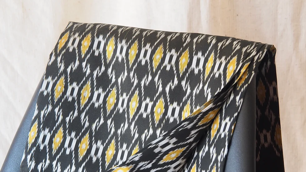 ซิ่น ผ้าไหมมัดหมี่ ไหทแท้ ขนาด 1x2หลา ลายก้ามปู พื้นสีดำเขียว รหัส R1Q-CT-1205675