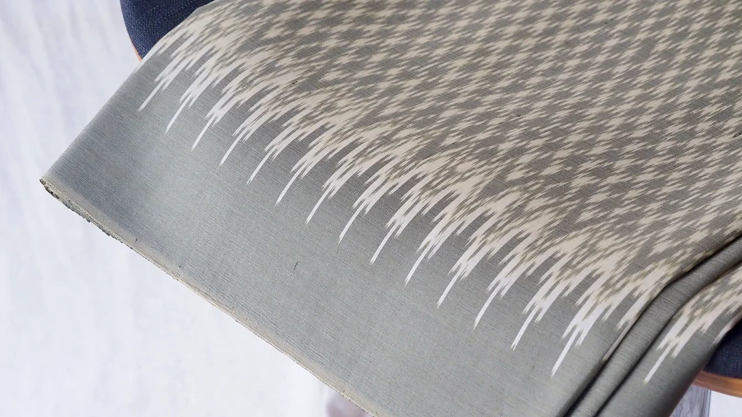 (ผ้าชุด) ผ้าไหมมัดหมี่ไหมแท้ (ผ้าลาย2หลา+สีพื้น2หลา) สีเทา รหัส M2B-CT-102818