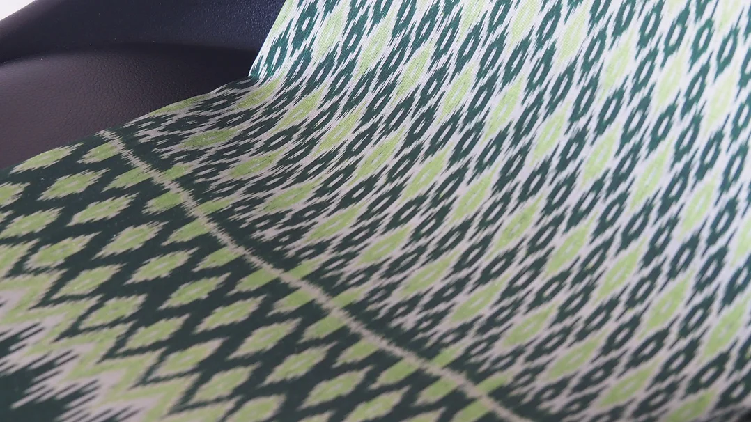 ผ้าไหมมัดหมี่ เนื้อเรียบ ไหมแท้ ขนาด 1x2หลา ลายรวงผึ้ง สีเขียวขี้ม้า รหัส CISP-CT-102525