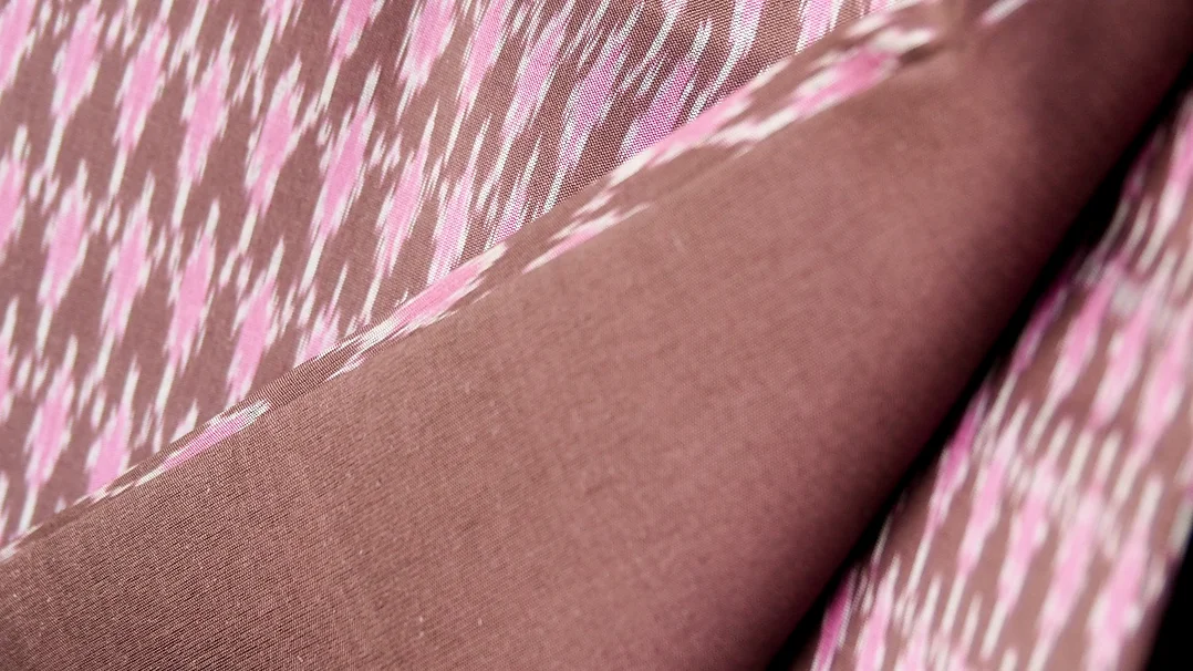 (ผ้าชุด) ผ้าไหมมัดหมี่ไหมแท้ (ผ้าลาย2หลา+สีพื้น2หลา) ลายรวดจับหว่านดวงแห พื้นสีน้ำตาล รหัส M2B-CT-102454