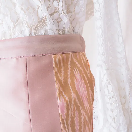 กระโปรงผ้าไหม ตัดสำเร็จ ผ้าไหมสีพื้นแทรกลายผ้าไหมมัดหมี่ ไซส์ L เฉดสีชมพูโอลโรส รหัส WM-CT-SKU102470