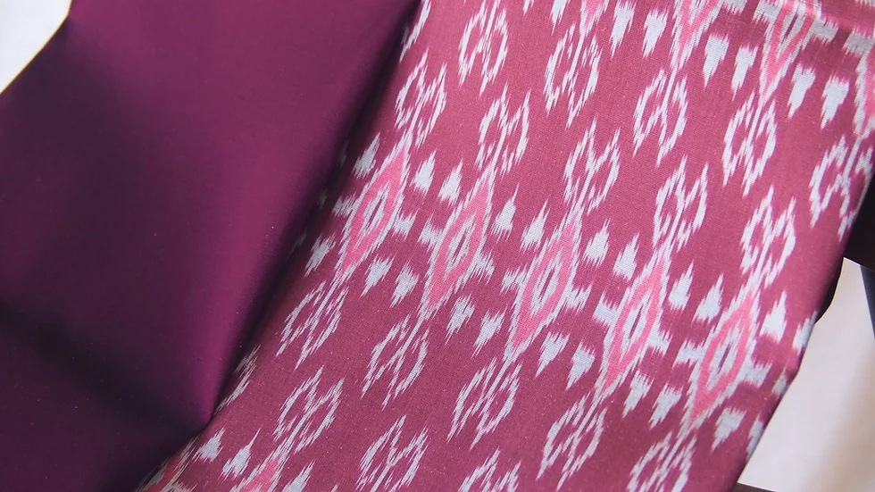 (ผ้าชุด)ไหมมัดหมี่ชุด 3ตะกอ ไหมแท้ (ผ้าลาย 2หลา+สีพื้น2หลา) พื้นสีม่วงแดงเข้ม รหัส M3-CT-102765