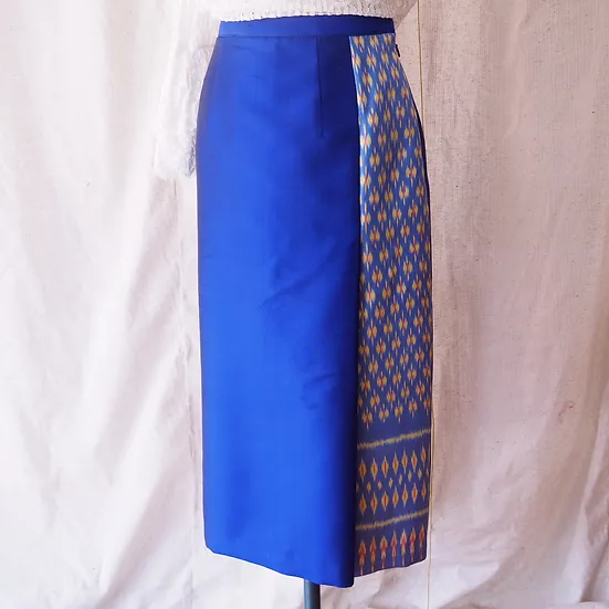 กระโปรงผ้าไหม ตัดสำเร็จ ผ้าไหมสีพื้นแทรกลายผ้าไหมมัดหมี่ ไซส์ M เฉดสีน้ำเงิน รหัส WM-CT-SKU102463