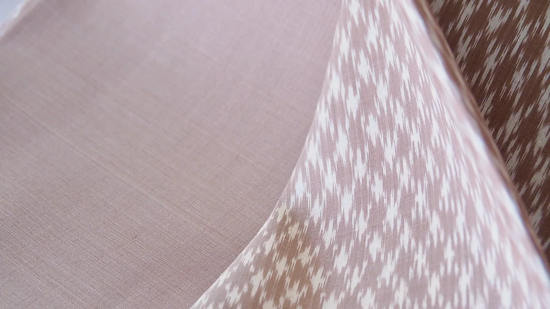 (ผ้าชุด) ผ้าไหมมัดหมี่ไหมแท้ (ผ้าลาย2หลา+สีพื้น2หลา) พื้นสีน้ำตาลเบส รหัส M2B-CT-102816