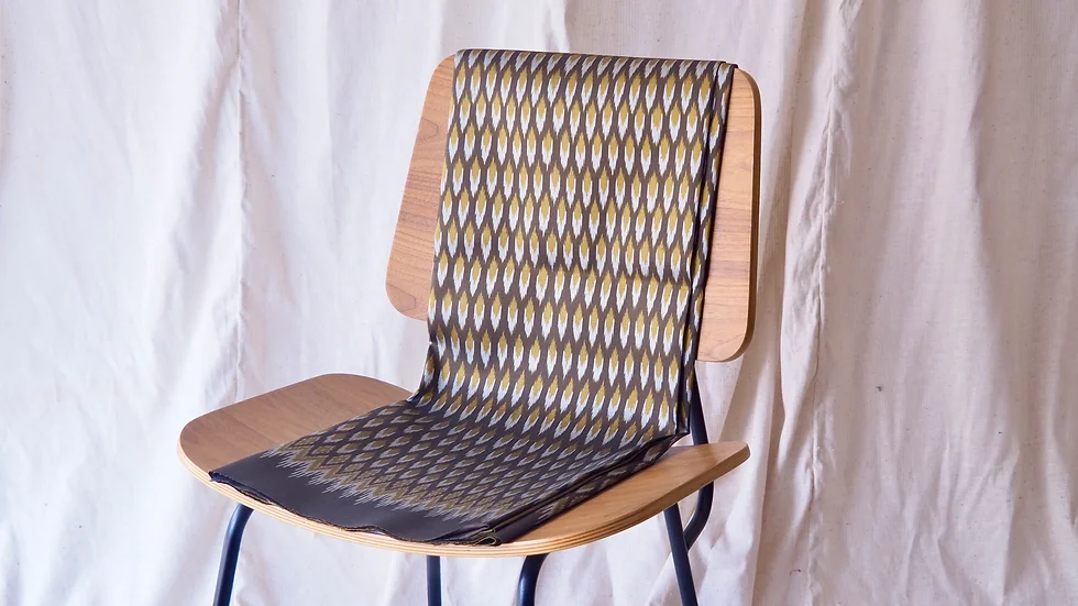 (ผ้าชุด)ไหมมัดหมี่ชุด 3ตะกอ ไหมแท้ (ผ้าลาย 2หลา+สีพื้น2หลา) ลายสร้อยดอกหมาก พื้นสีน้ำตาลทอง รหัส M3-CT-103014