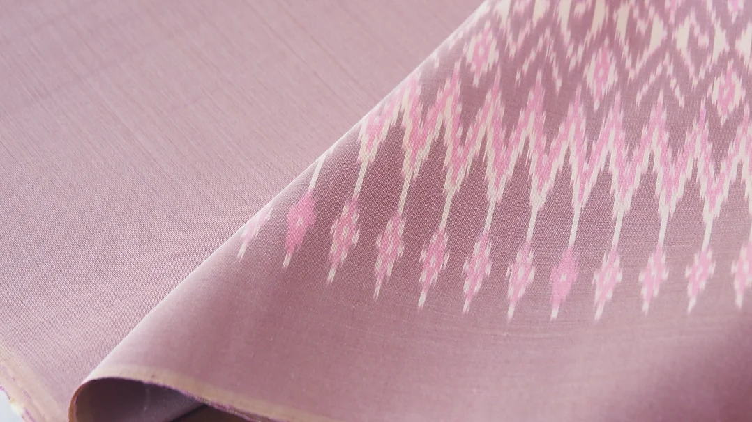 (ผ้าชุด) ผ้าไหมมัดหมี่ไหมแท้ (ผ้าลาย2หลา+สีพื้น2หลา) พื้นสีชมพู รหัส M2B-CT-102805