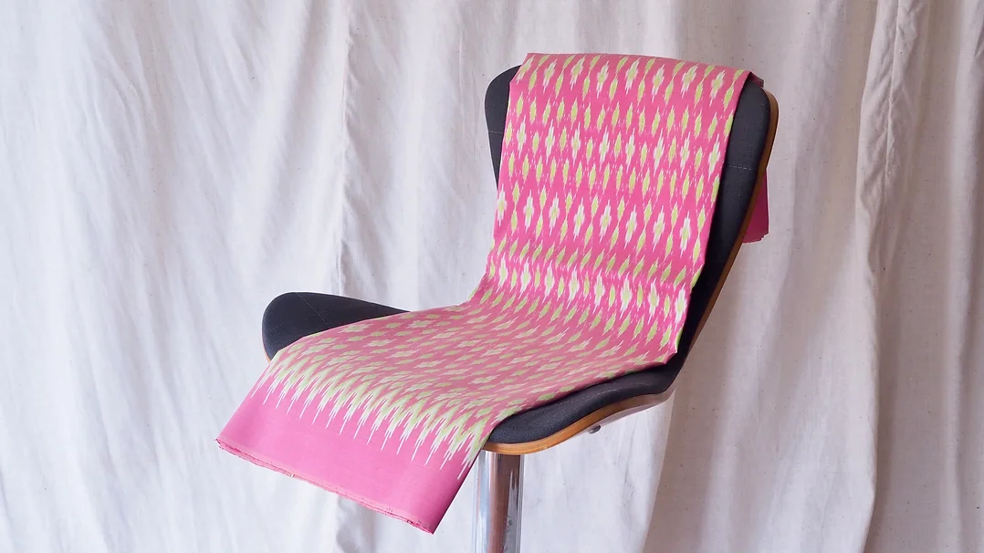 (ผ้าชุด) ผ้าไหมมัดหมี่ไหมแท้ (ผ้าลาย2หลา+สีพื้น2หลา) พื้นสีชมพูบานเย็น รหัส M2B-CT-102814