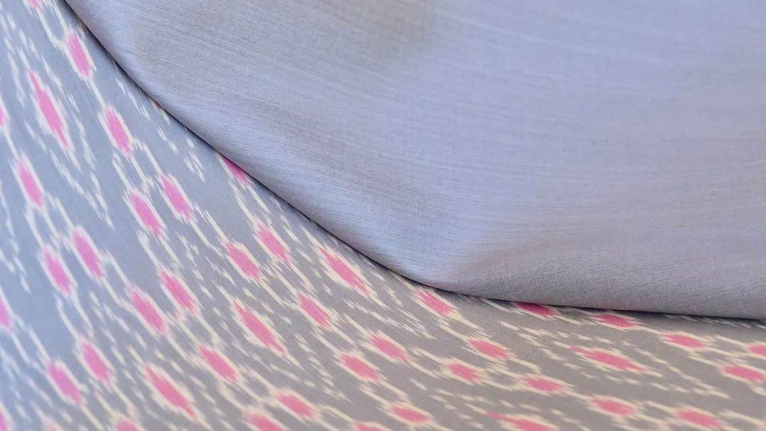 (ผ้าชุด) ผ้าไหมมัดหมี่ไหมแท้ (ผ้าลาย2หลา+สีพื้น2หลา) พื้นสีเทา รหัส M2B-CT-102658