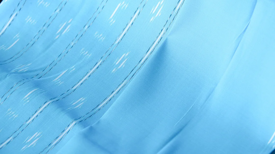 (ผ้าชุด)ไหมมัดหมี่ สองตะกอ ไหมแท้ (ผ้าลาย2หลา+สีพื้น2หลา) พื้นสีฟ้าใส รหัส M2B-CT-102300