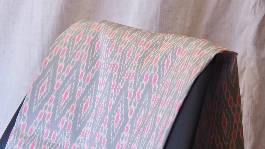 (ผ้าชุด) ผ้าไหมมัดหมี่ไหมแท้ (ผ้าลาย2หลา+สีพื้น2หลา) พื้นสีเทา รหัส M2B-CT-102658