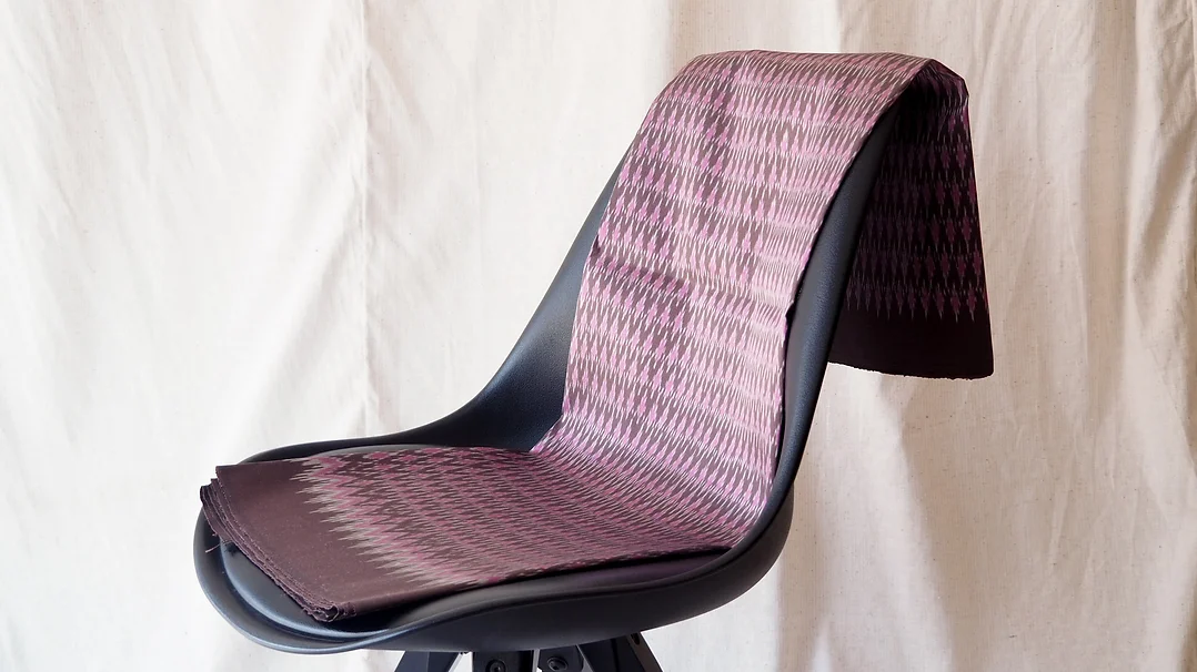 (ผ้าชุด) ผ้าไหมมัดหมี่ไหมแท้ (ผ้าลาย2หลา+สีพื้น2หลา) ลายรวดจับหว่านดวงแห พื้นสีน้ำตาล รหัส M2B-CT-102454