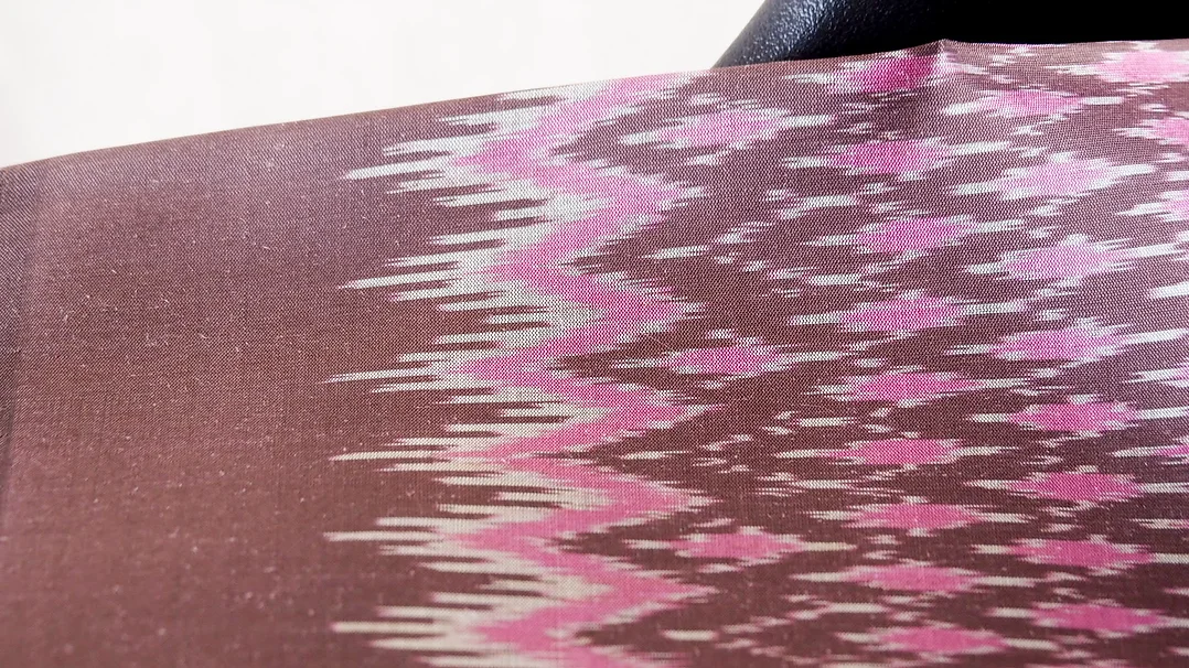 (ผ้าชุด) ผ้าไหมมัดหมี่ไหมแท้ (ผ้าลาย2หลา+สีพื้น2หลา) ลายรวดจับหว่านดวงแห พื้นสีน้ำตาล รหัส M2B-CT-102454