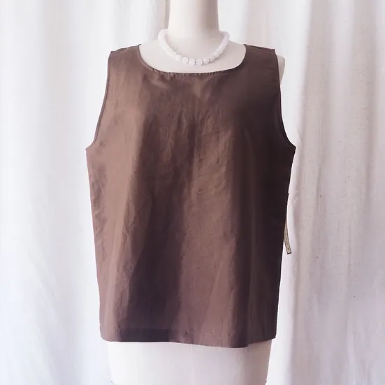 เสื้อผ้าไหมแขนกุด เฉดสีน้ำตาล รหัส TOP-102830