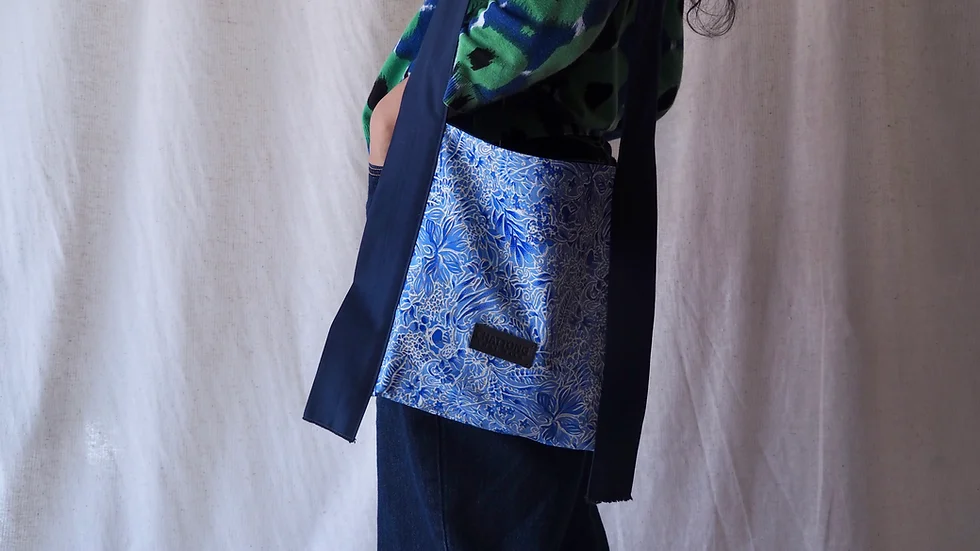 ย่ามผ้าไหม+ฝ้าย ขนาด 20x30ซม ลายดอกไม้ พื้นสีน้ำเงิน รหัส GLC-CT-102727