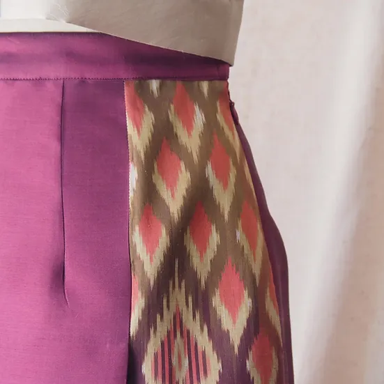 กระโปรงผ้าไหม ตัดสำเร็จ ผ้าไหมสีพื้นแทรกลายผ้าไหมมัดหมี่ ไซส์ L เฉดสีม่วงอมชมพู รหัส WM-CT-SKU102458