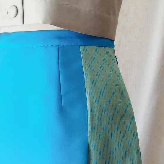 กระโปรงผ้าไหม ตัดสำเร็จ ผ้าไหมสีพื้นแทรกลายผ้าไหมมัดหมี่ ไซส์ L เฉดสีฟ้า รหัส WM-CT-SKU102457