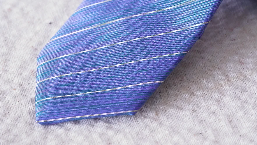 เนคไทผ้าไหมลายริ้วขั้นสายฝน ขนาดกว้าง 2.5นิ้ว สีม่วงเขียว รหัส NE-CT-102850