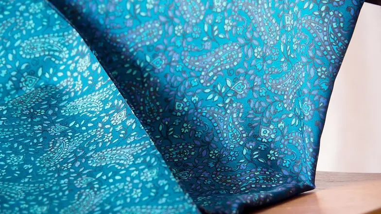 ผ้าไหมพิมพ์ลาย เนื้อเรียบ 2เส้น สีฟ้า ขายตามความยาวหลา รหัส A4-CT-SKU102095