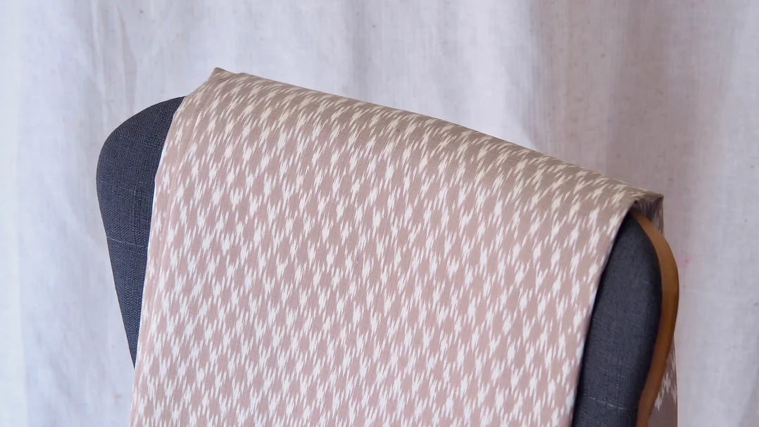 (ผ้าชุด) ผ้าไหมมัดหมี่ไหมแท้ (ผ้าลาย2หลา+สีพื้น2หลา) พื้นสีน้ำตาลเบส รหัส M2B-CT-102816