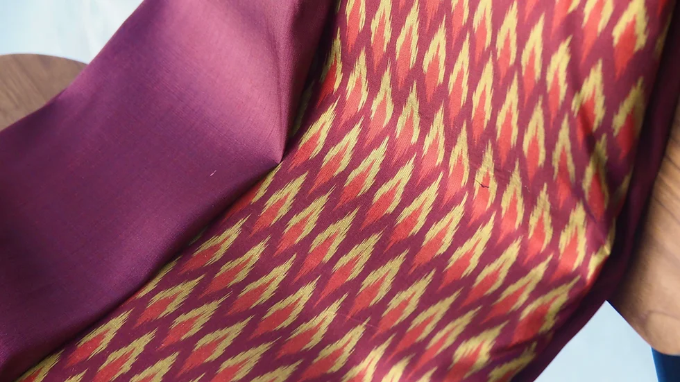 (ผ้าชุด)ไหมมัดหมี่ 3ตะกอ ไหมแท้ (ผ้าลาย 2หลา+สีพื้น2หลา) ลายสร้อยดอกหมาก พื้นสีแดง รหัส M3-CT-102760