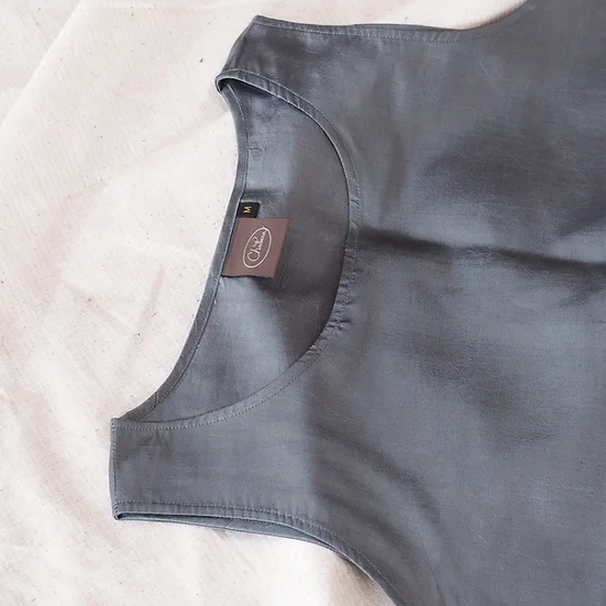 เสื้อแขนกุดไหมแท้ เฉดสีเทาเข้ม รหัส TOP009