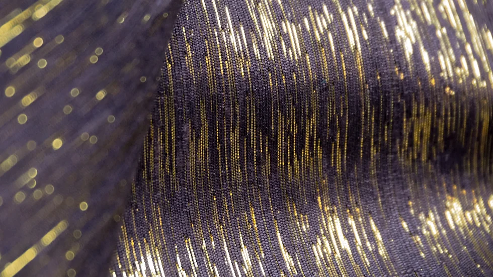 ผ้าไหมสีพื้น ทอสอดดิ้น ไหมแท้ สีน้ำตาลเกือบดำ ขายตามความยาวหลา รหัส A12-CT-100636