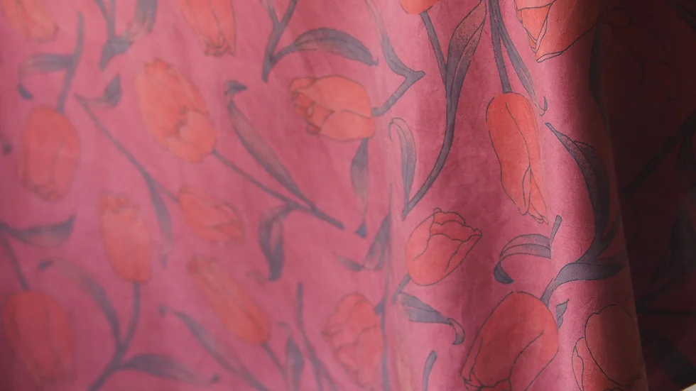 ผ้าไหมพิมพ์ลาย เนื้อเรียบ ย้อมกลบสี ขนาด 1x2.9เมตร ลายดอกไม้ สีเเดงเลือดหมู รหัส A4-CT-103080