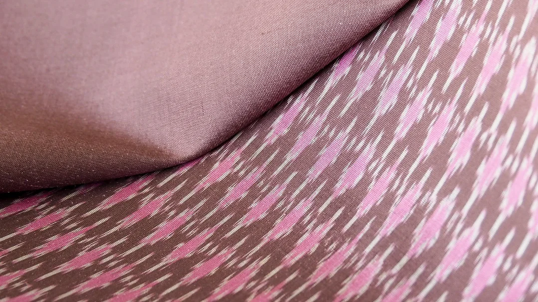 (ผ้าชุด) ผ้าไหมมัดหมี่ไหมแท้ (ผ้าลาย2หลา+สีพื้น2หลา) ลายรวดจับหว่านดวงแห พื้นสีน้ำตาล รหัส M2B-CT-102454