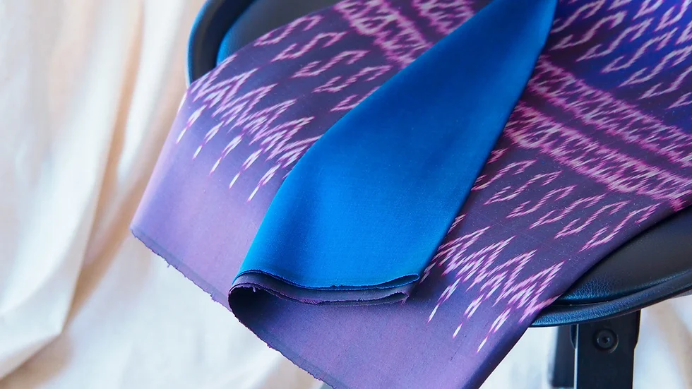 (ผ้าชุด)ไหมมัดหมี่ 3ตะกอ ไหมแท้ (ผ้าลาย 2หลา+สีพื้น2หลา) สีฟ้าม่วง รหัส M2B-CT-SKU102040