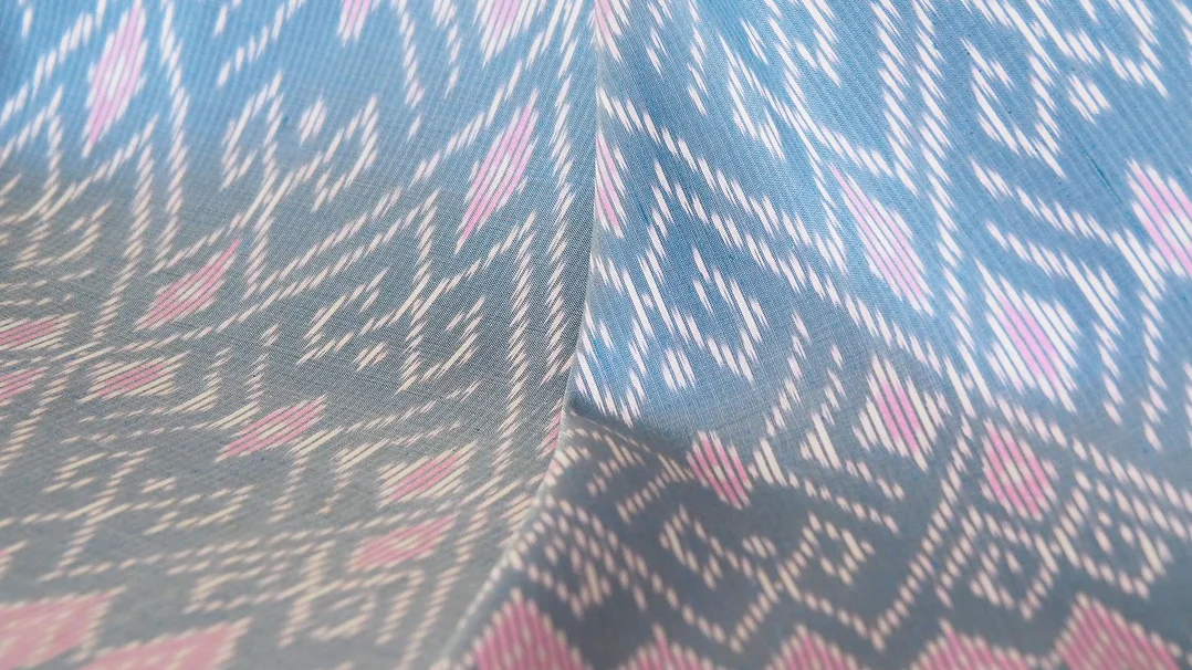 ผ้าไหมมัดหมี่ เนื้อเรียบ ไหมแท้ ขนาด 1x2หลา ลายขออุ้มหน่วย สีฟ้าหม่น รหัส CISP-CT-102526