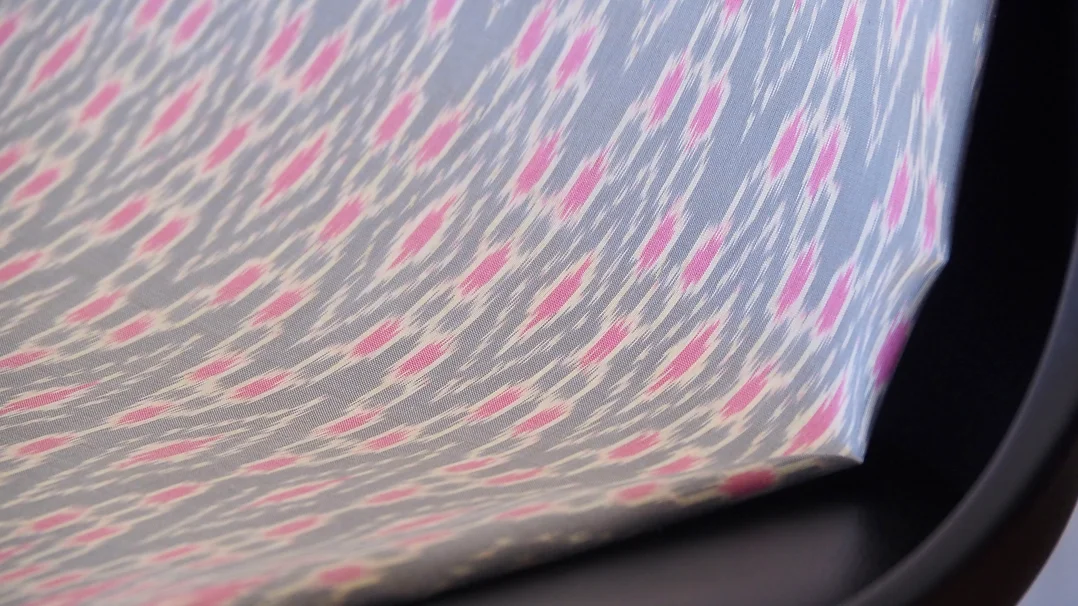 (ผ้าชุด) ผ้าไหมมัดหมี่ไหมแท้ (ผ้าลาย2หลา+สีพื้น2หลา) พื้นสีเทา รหัส M2B-CT-102658