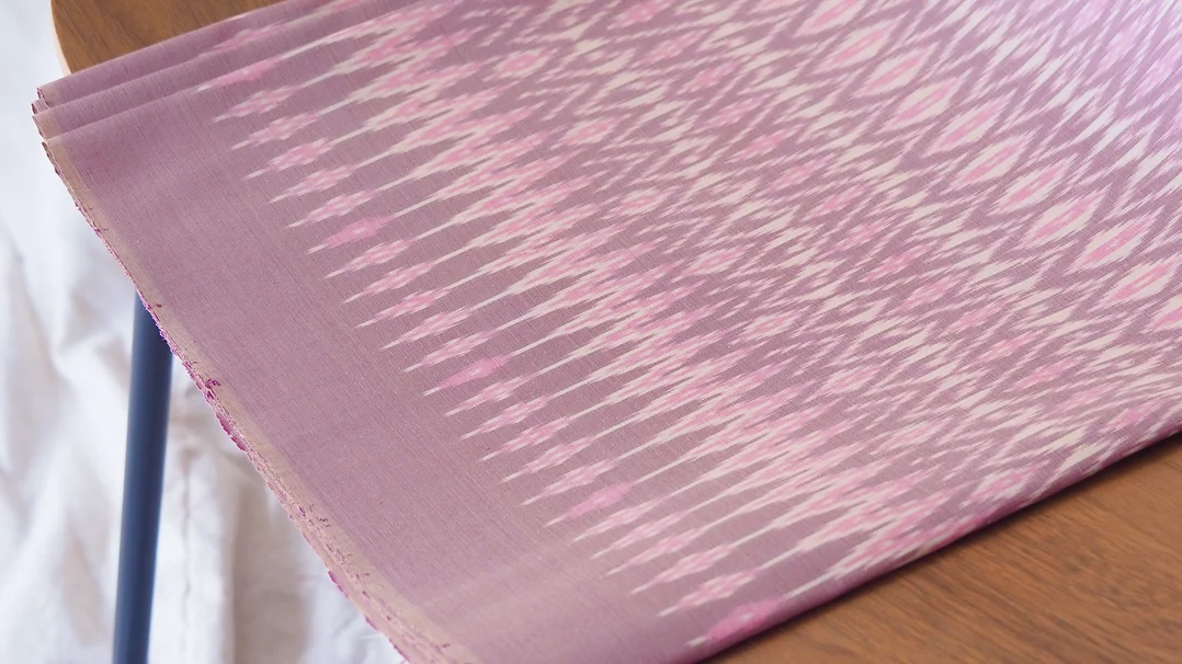 (ผ้าชุด) ผ้าไหมมัดหมี่ไหมแท้ (ผ้าลาย2หลา+สีพื้น2หลา) พื้นสีชมพู รหัส M2B-CT-102805